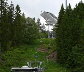 Foto aus „Zwischen Höhenflug am Holmenkollen und Paris-Panik in Oslo: Das Doppelrot- und Klinken-Mysterium“