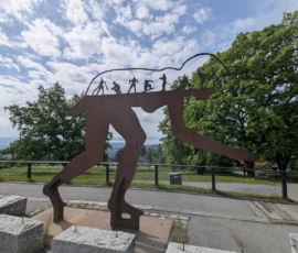 Foto aus „Zwischen Höhenflug am Holmenkollen und Paris-Panik in Oslo: Das Doppelrot- und Klinken-Mysterium“