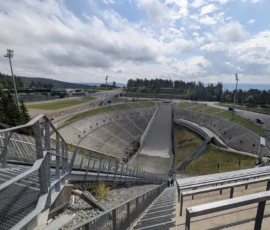 Foto aus „Zwischen Höhenflug am Holmenkollen und Paris-Panik in Oslo: Das Doppelrot- und Klinken-Mysterium“