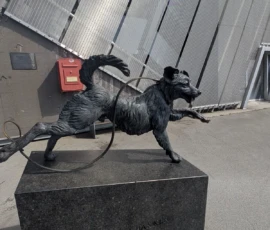 Foto aus „Zwischen Höhenflug am Holmenkollen und Paris-Panik in Oslo: Das Doppelrot- und Klinken-Mysterium“
