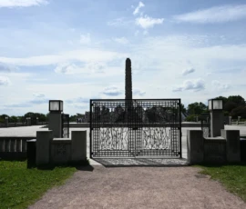 Foto aus „Zwischen Höhenflug am Holmenkollen und Paris-Panik in Oslo: Das Doppelrot- und Klinken-Mysterium“