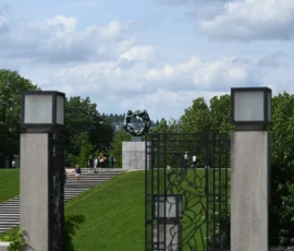 Foto aus „Zwischen Höhenflug am Holmenkollen und Paris-Panik in Oslo: Das Doppelrot- und Klinken-Mysterium“