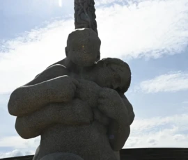 Foto aus „Zwischen Höhenflug am Holmenkollen und Paris-Panik in Oslo: Das Doppelrot- und Klinken-Mysterium“