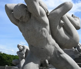 Foto aus „Zwischen Höhenflug am Holmenkollen und Paris-Panik in Oslo: Das Doppelrot- und Klinken-Mysterium“