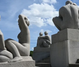 Foto aus „Zwischen Höhenflug am Holmenkollen und Paris-Panik in Oslo: Das Doppelrot- und Klinken-Mysterium“
