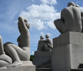 Foto aus „Zwischen Höhenflug am Holmenkollen und Paris-Panik in Oslo: Das Doppelrot- und Klinken-Mysterium“