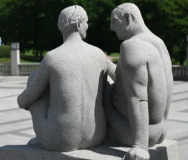 Foto aus „Zwischen Höhenflug am Holmenkollen und Paris-Panik in Oslo: Das Doppelrot- und Klinken-Mysterium“