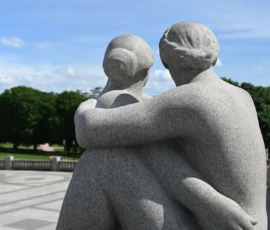 Foto aus „Zwischen Höhenflug am Holmenkollen und Paris-Panik in Oslo: Das Doppelrot- und Klinken-Mysterium“