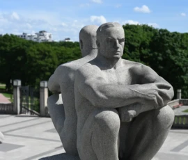 Foto aus „Zwischen Höhenflug am Holmenkollen und Paris-Panik in Oslo: Das Doppelrot- und Klinken-Mysterium“