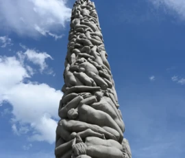 Foto aus „Zwischen Höhenflug am Holmenkollen und Paris-Panik in Oslo: Das Doppelrot- und Klinken-Mysterium“