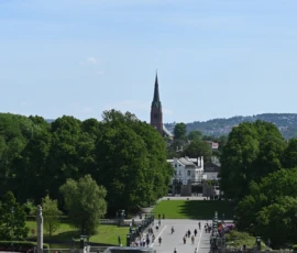 Foto aus „Zwischen Höhenflug am Holmenkollen und Paris-Panik in Oslo: Das Doppelrot- und Klinken-Mysterium“