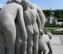Foto aus „Zwischen Höhenflug am Holmenkollen und Paris-Panik in Oslo: Das Doppelrot- und Klinken-Mysterium“