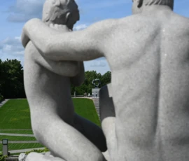 Foto aus „Zwischen Höhenflug am Holmenkollen und Paris-Panik in Oslo: Das Doppelrot- und Klinken-Mysterium“