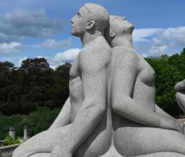 Foto aus „Zwischen Höhenflug am Holmenkollen und Paris-Panik in Oslo: Das Doppelrot- und Klinken-Mysterium“