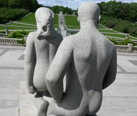 Foto aus „Zwischen Höhenflug am Holmenkollen und Paris-Panik in Oslo: Das Doppelrot- und Klinken-Mysterium“