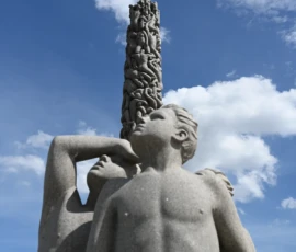 Foto aus „Zwischen Höhenflug am Holmenkollen und Paris-Panik in Oslo: Das Doppelrot- und Klinken-Mysterium“