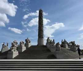 Foto aus „Zwischen Höhenflug am Holmenkollen und Paris-Panik in Oslo: Das Doppelrot- und Klinken-Mysterium“