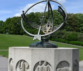 Foto aus „Zwischen Höhenflug am Holmenkollen und Paris-Panik in Oslo: Das Doppelrot- und Klinken-Mysterium“