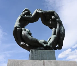 Foto aus „Zwischen Höhenflug am Holmenkollen und Paris-Panik in Oslo: Das Doppelrot- und Klinken-Mysterium“