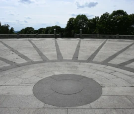 Foto aus „Zwischen Höhenflug am Holmenkollen und Paris-Panik in Oslo: Das Doppelrot- und Klinken-Mysterium“