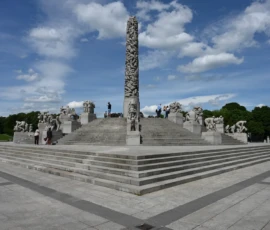 Foto aus „Zwischen Höhenflug am Holmenkollen und Paris-Panik in Oslo: Das Doppelrot- und Klinken-Mysterium“