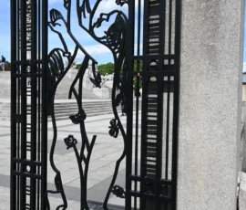 Foto aus „Zwischen Höhenflug am Holmenkollen und Paris-Panik in Oslo: Das Doppelrot- und Klinken-Mysterium“