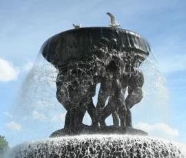 Foto aus „Zwischen Höhenflug am Holmenkollen und Paris-Panik in Oslo: Das Doppelrot- und Klinken-Mysterium“
