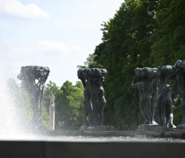 Foto aus „Zwischen Höhenflug am Holmenkollen und Paris-Panik in Oslo: Das Doppelrot- und Klinken-Mysterium“