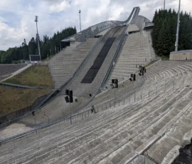 Foto aus „Zwischen Höhenflug am Holmenkollen und Paris-Panik in Oslo: Das Doppelrot- und Klinken-Mysterium“