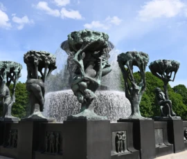 Foto aus „Zwischen Höhenflug am Holmenkollen und Paris-Panik in Oslo: Das Doppelrot- und Klinken-Mysterium“