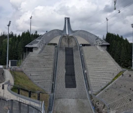 Foto aus „Zwischen Höhenflug am Holmenkollen und Paris-Panik in Oslo: Das Doppelrot- und Klinken-Mysterium“