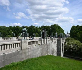 Foto aus „Zwischen Höhenflug am Holmenkollen und Paris-Panik in Oslo: Das Doppelrot- und Klinken-Mysterium“