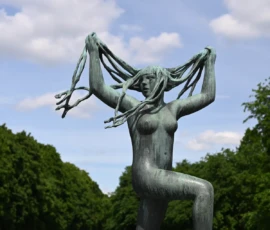 Foto aus „Zwischen Höhenflug am Holmenkollen und Paris-Panik in Oslo: Das Doppelrot- und Klinken-Mysterium“