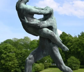 Foto aus „Zwischen Höhenflug am Holmenkollen und Paris-Panik in Oslo: Das Doppelrot- und Klinken-Mysterium“
