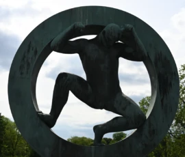 Foto aus „Zwischen Höhenflug am Holmenkollen und Paris-Panik in Oslo: Das Doppelrot- und Klinken-Mysterium“
