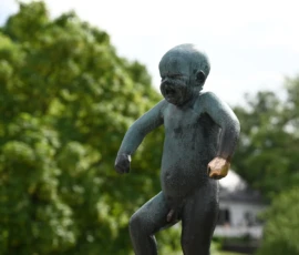 Foto aus „Zwischen Höhenflug am Holmenkollen und Paris-Panik in Oslo: Das Doppelrot- und Klinken-Mysterium“