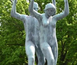 Foto aus „Zwischen Höhenflug am Holmenkollen und Paris-Panik in Oslo: Das Doppelrot- und Klinken-Mysterium“