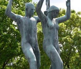 Foto aus „Zwischen Höhenflug am Holmenkollen und Paris-Panik in Oslo: Das Doppelrot- und Klinken-Mysterium“