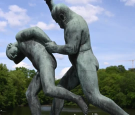 Foto aus „Zwischen Höhenflug am Holmenkollen und Paris-Panik in Oslo: Das Doppelrot- und Klinken-Mysterium“