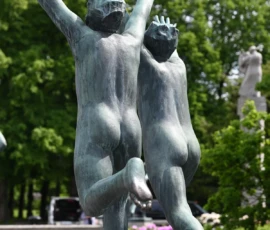 Foto aus „Zwischen Höhenflug am Holmenkollen und Paris-Panik in Oslo: Das Doppelrot- und Klinken-Mysterium“