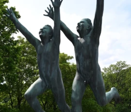 Foto aus „Zwischen Höhenflug am Holmenkollen und Paris-Panik in Oslo: Das Doppelrot- und Klinken-Mysterium“