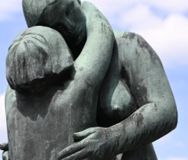 Foto aus „Zwischen Höhenflug am Holmenkollen und Paris-Panik in Oslo: Das Doppelrot- und Klinken-Mysterium“