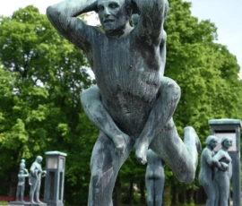 Foto aus „Zwischen Höhenflug am Holmenkollen und Paris-Panik in Oslo: Das Doppelrot- und Klinken-Mysterium“