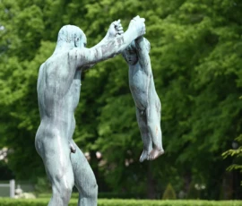 Foto aus „Zwischen Höhenflug am Holmenkollen und Paris-Panik in Oslo: Das Doppelrot- und Klinken-Mysterium“