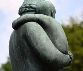 Foto aus „Zwischen Höhenflug am Holmenkollen und Paris-Panik in Oslo: Das Doppelrot- und Klinken-Mysterium“