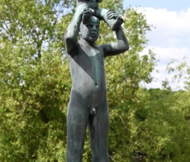 Foto aus „Zwischen Höhenflug am Holmenkollen und Paris-Panik in Oslo: Das Doppelrot- und Klinken-Mysterium“