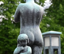 Foto aus „Zwischen Höhenflug am Holmenkollen und Paris-Panik in Oslo: Das Doppelrot- und Klinken-Mysterium“