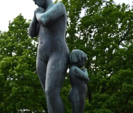 Foto aus „Zwischen Höhenflug am Holmenkollen und Paris-Panik in Oslo: Das Doppelrot- und Klinken-Mysterium“