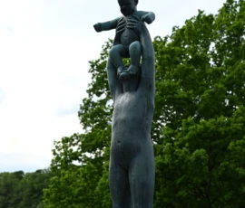 Foto aus „Zwischen Höhenflug am Holmenkollen und Paris-Panik in Oslo: Das Doppelrot- und Klinken-Mysterium“