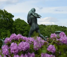 Foto aus „Zwischen Höhenflug am Holmenkollen und Paris-Panik in Oslo: Das Doppelrot- und Klinken-Mysterium“